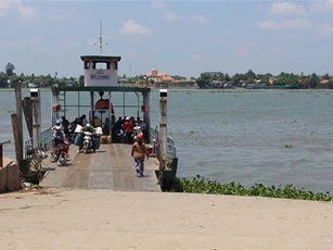 Mẹ ôm con trai bại não gieo mình xuống sông Hậu