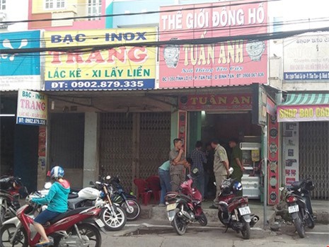 Tên trộm "khoắng sạch" cửa hàng đồng hồ ở Quận Bình Tân
