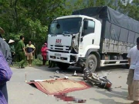 Xe máy đấu đầu với xe tải, 2 nam thanh niên chết thảm