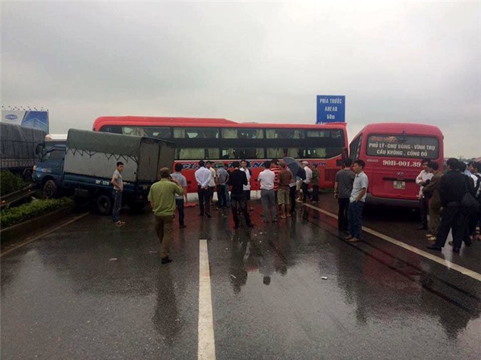 Cao tốc Pháp Vân tê liệt sau cú tai nạn liên hoàn