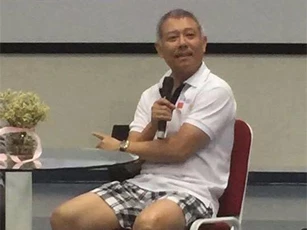 Giáo sư mặc quần đùi dạy học: "Tôi không sốc"