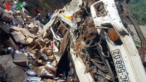 Lật xe tải cỡ lớn trên đèo Pha Đin, tài xế nhập viện cấp cứu