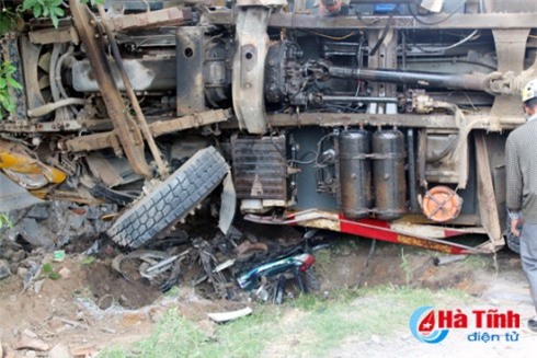 Ôtô tải lật nghiêng đè nát xe máy, 2 người chết thảm