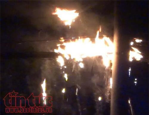 Cáp viễn thông phát nổ, bùng cháy ngùn ngụt trong mưa