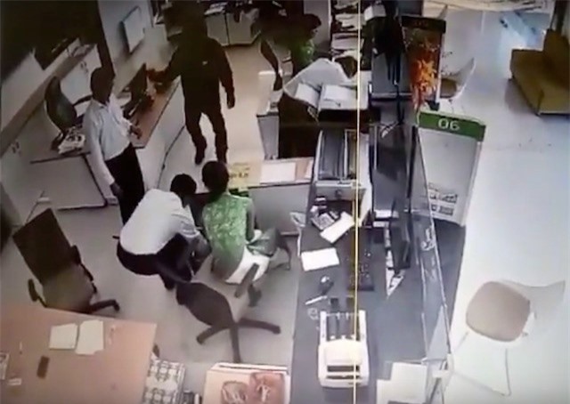 Cướp ngân hàng ở Trà Vinh: Nghi phạm dị tật ở chân, cao khoảng 1,7m 