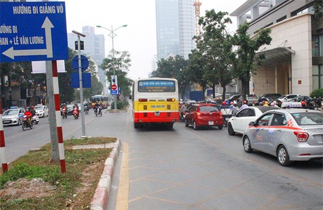 Hà Nội thí điểm cho xe buýt thường đi vào làn buýt nhanh BRT