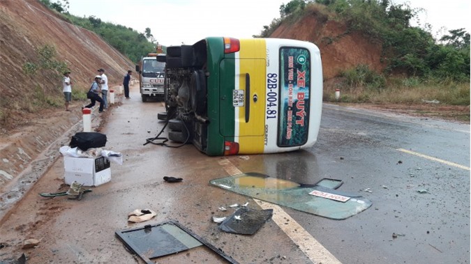 Kon Tum: Xe buýt mất lái lật giữa đường, 6 người bị thương