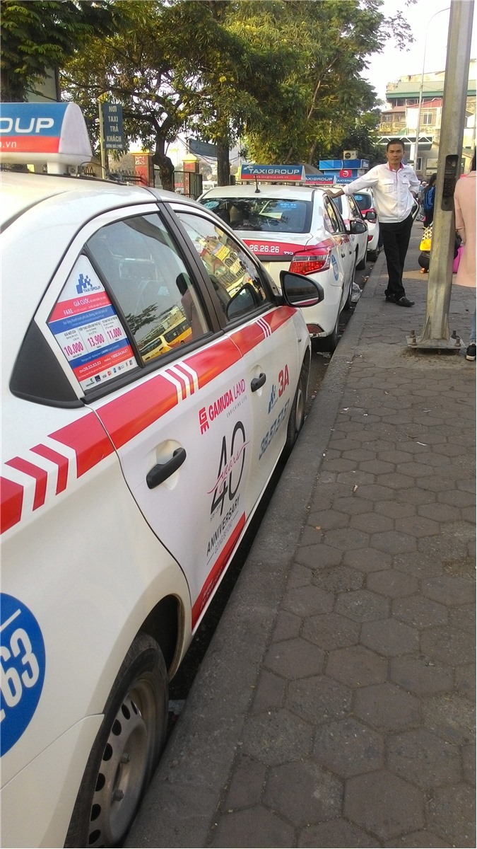 Taxi Group “độc chiếm” một phần đất bến xe Mỹ Đình, Giáp Bát để đón trả khách?