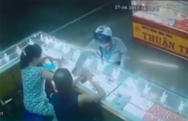 Bịt mặt vào tiệm vàng cướp 1,2 cây vàng rồi lên xe Exiter tẩu thoát