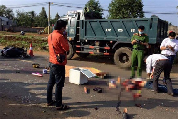 Chó chạy ngang đường khiến hai vợ chồng bị tai nạn chết thảm