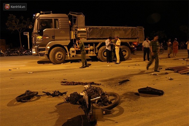 Đối đầu với xe tải chở đất, nam thanh niên chết thảm