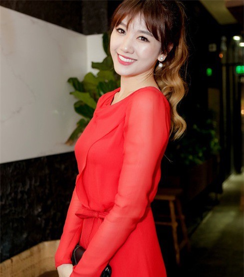 Hari Won cười rạng rỡ, "né" chuyện Trấn Thành bị  "cấm sóng"