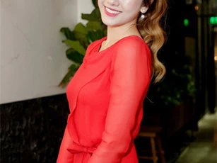 Hari Won cười rạng rỡ, "né" chuyện Trấn Thành bị  "cấm sóng"