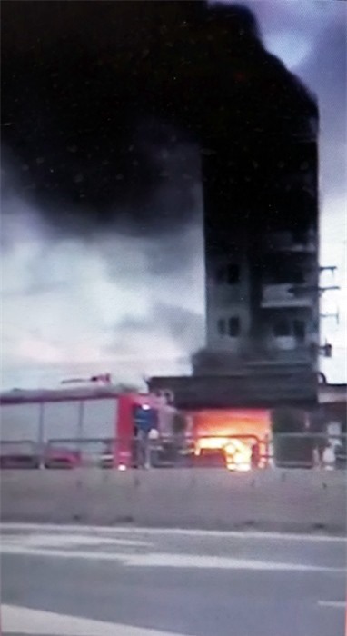 Khách sạn bốc cháy nghi ngút, nhiều người nhảy lầu thoát thân