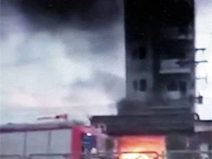 Khách sạn bốc cháy nghi ngút, nhiều người nhảy lầu thoát thân