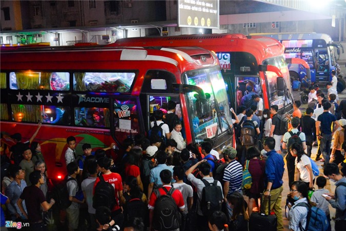 Người lớn, trẻ nhỏ chen chân rời thành phố nghỉ lễ 30/4-1/5