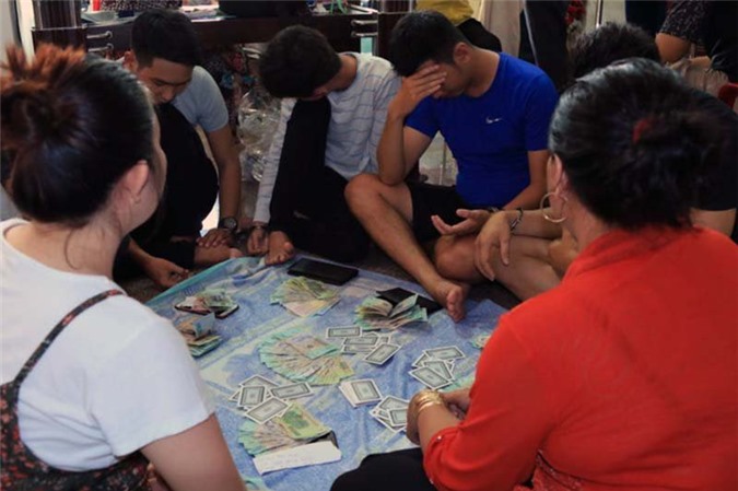 Bắt quả tang 20 con bạc "sát phạt" trong khu chung cư cao cấp