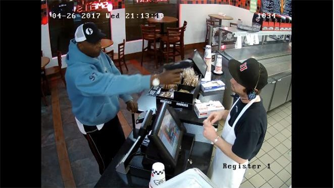 Choáng vì "độ tỉnh" của nhân viên quán cà phê bị cướp ở Mỹ