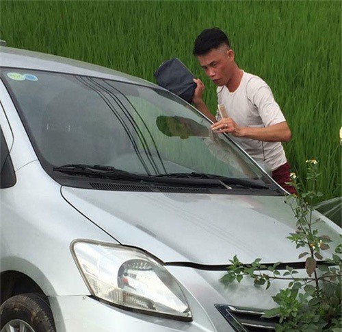 Hiệp Gà mất lái, đâm xe lao xuống ruộng ở Quảng Ninh