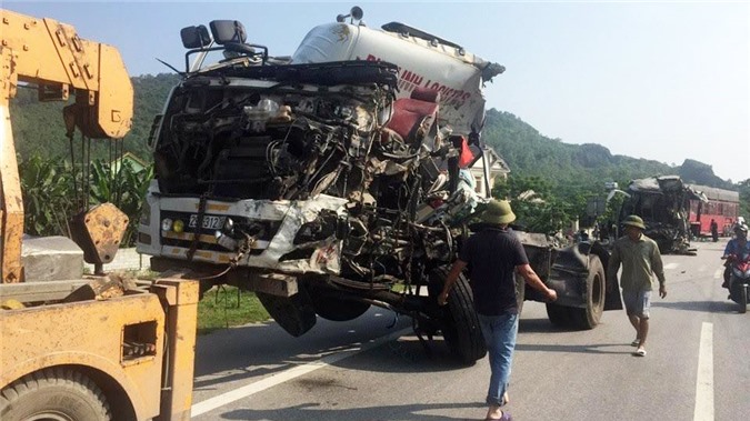 Tiết lộ nguyên nhân xe khách đấu đầu khiến container bẹp dúm