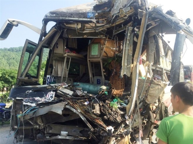 Xe container nát đầu sau cú tông trực diện, 7 người thoát chết