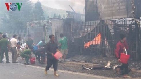 Cháy nhà trên quốc lộ 4D, đường lên Sapa ùn tắc nghiêm trọng