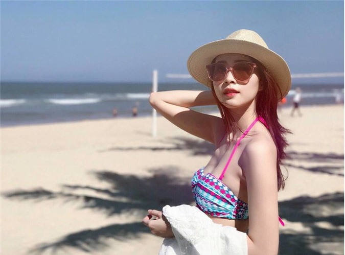 Hoa hậu Đặng Thu Thảo khoe dáng sexy với bikini bên bãi biển