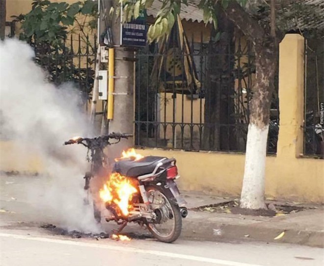 Không xin được CSGT bỏ qua, nam thanh niên tự đốt xe máy giữa đường