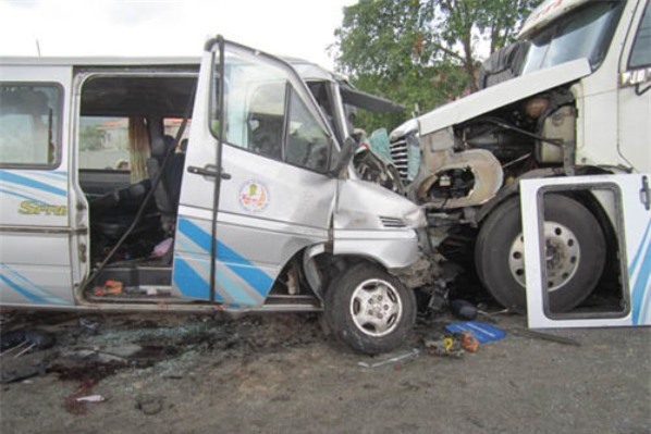 Xe container lấn làn, đâm trực diện vào xe khách 