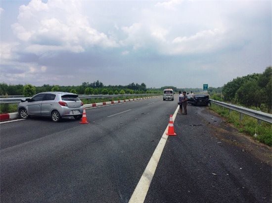 Ba ôtô vỡ nát sau cú tông trên cao tốc ở Đồng Nai