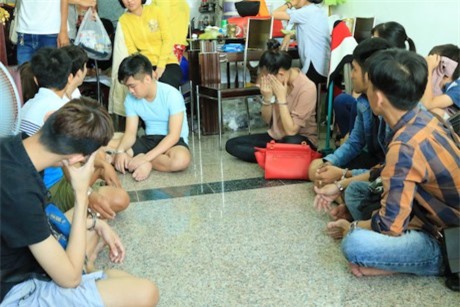 Bắt "bà trùm" mang bầu cùng mẹ ruột tổ chức đánh bạc