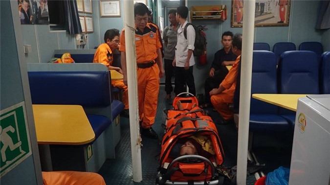 Cứu kịp thời ngư dân bị nôn ra máu khi đang đánh bắt ở Hoàng Sa