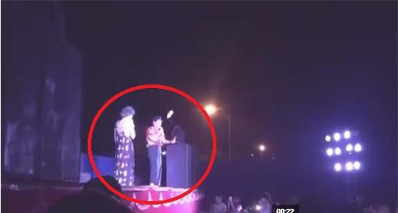 Đang diễn hài, Trường Giang lại bị ném chai nước lên sân khấu