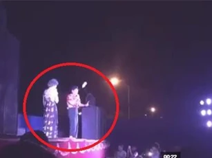 Đang diễn hài, Trường Giang lại bị ném chai nước lên sân khấu