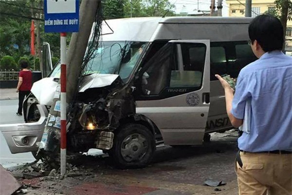 Hành khách thót tim khi xe khách mất lái, tông gãy cột điện