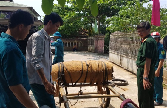 Hoảng hồn dùng xe lôi chở quả bom nặng 300kg đi bán
