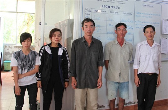 Mâu thuẫn tình ái, 3 anh em ruột chặn đường đánh tài xế taxi