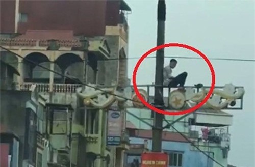 Thanh niên nghi "ngáo đá" ngồi vắt vẻo nhiều giờ trên cột điện