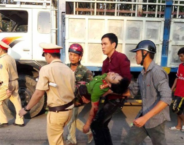 Xe tải tông nhau, chiến sĩ công an tử vong