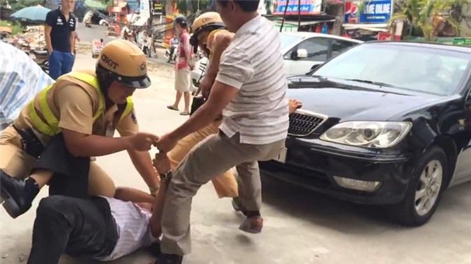 2 côn đồ vác nhiều hung khí, xịt hơi cay vào cảnh sát