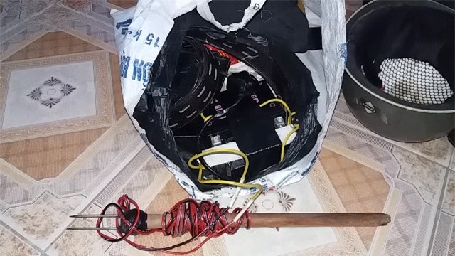 Bắt giữ hai "cẩu tặc" cùng kích điện, xác chó