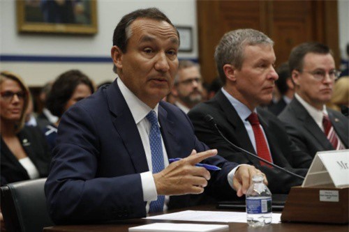 CEO United Airlines điều trần tại quốc hội Mỹ sau vụ kéo lê khách