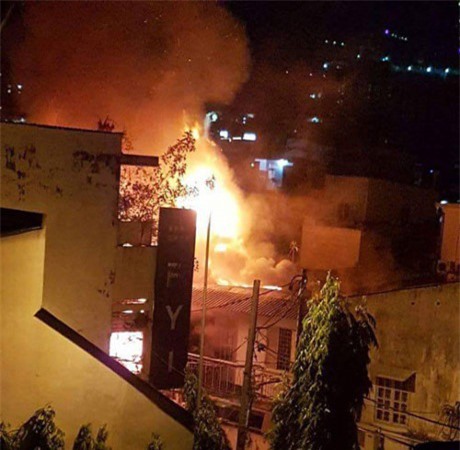 Cháy dữ dội ở trung tâm Sài Gòn, 3 căn nhà bị thiêu rụi trong đêm 