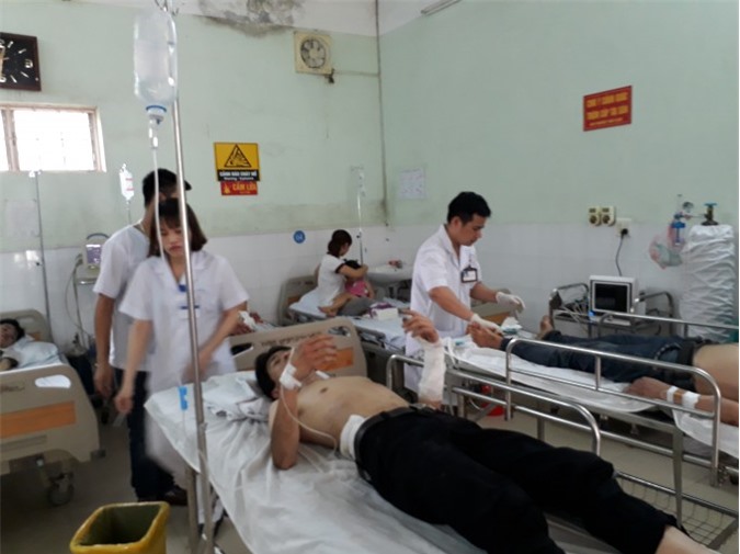 Cháy lớn lúc lắp điều hòa, 3 người bị thương nhập viện