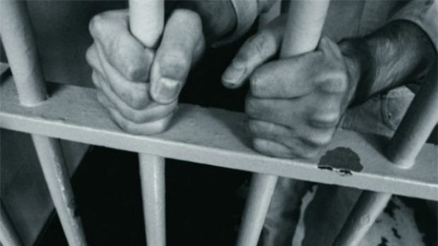 Khởi tố 2 mẹ con bắt giữ 6 cán bộ trái pháp luật 