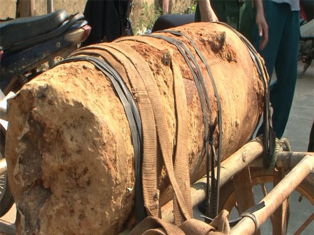 Quảng Trị: Chở quả bom nặng hơn 3 tạ còn nguyên kíp nổ đi bán