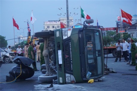 Xe chở 26 cảnh sát PCCC Đà Nẵng lật nhào trên phố