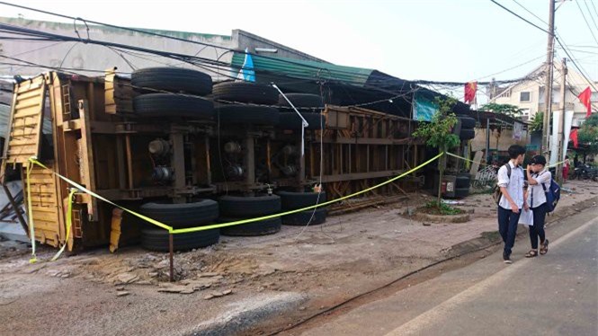 Xe container chở alumin lật ngang đường, đè sập 3 căn nhà trong đêm