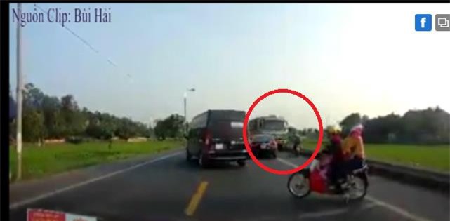 Xe tải lấn làn gây tai nạn liên hoàn, đôi nam nữ chết thảm