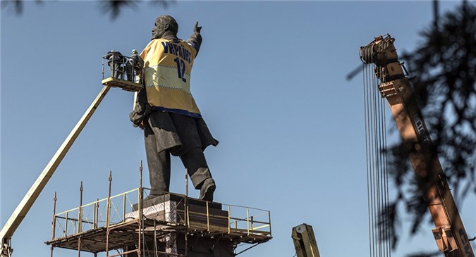 Bé trai 13 tuổi thiệt mạng vì tượng đài Lenin bị tháo dỡ ở Ukraine